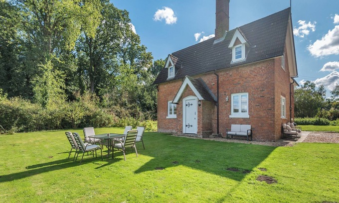 Boston Cottage | A hidden gem in the heart of Lincolnshire located on the banks of a Reservoir.