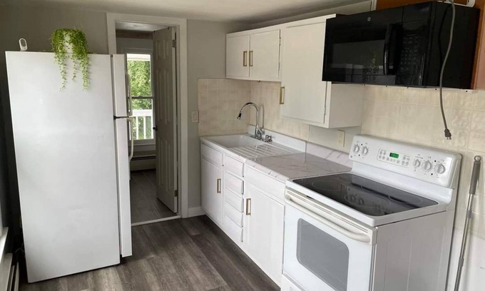 East Hartford Apartment | A homely atmosphere tailored for traveling professionals seeking comfort.