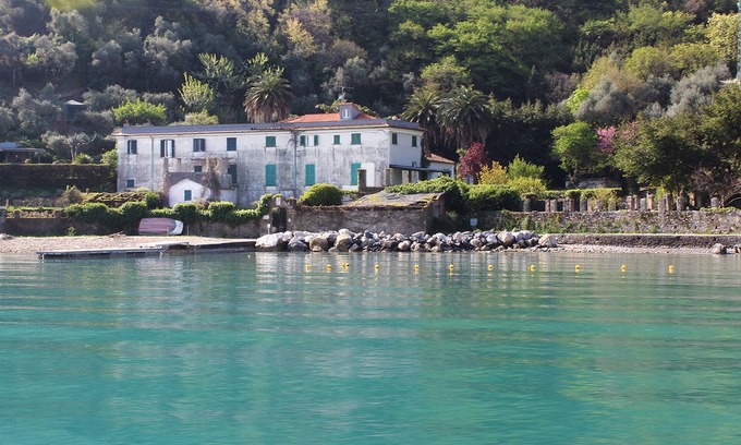 Portovenere Apartment | A little gem! Flat situated on the beach, sea view, garden, wifi, pets welcome