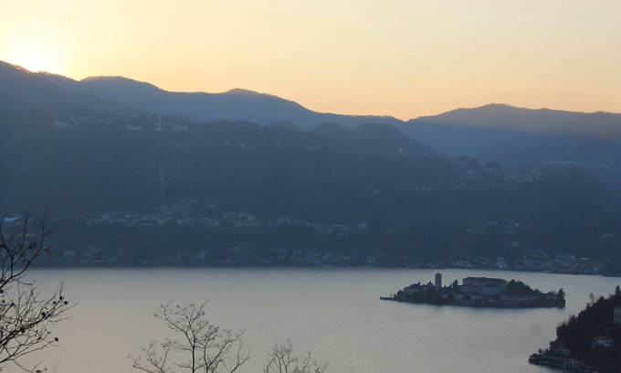 Ameno Apartment | A long balcony overlooking Lake Orta