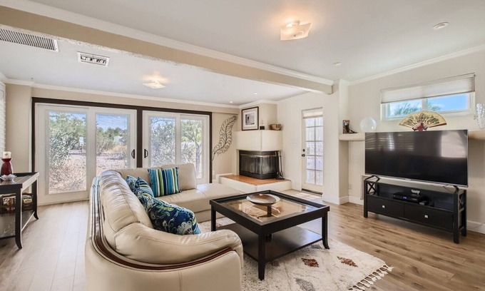 Hillcrest IX House | A Modern Mountain Home - minutes walk to Mtn Reserve & Golf Course