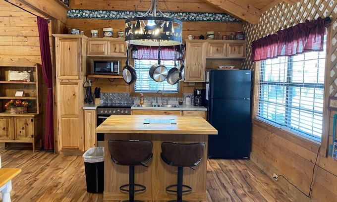 Vanderpool Cabin | A Peace of Heaven LOG Cabins & RV- Cabin #3