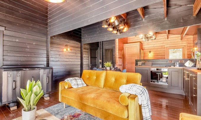 Waterlooville Cottage | A peaceful luxury lodge with wood-fired hot tub, enclosed garden and private parking.