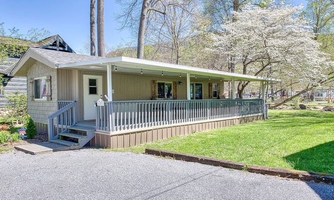 Maggie Valley Cottage | A Perfect Mountain Getaway - Cottage on the Creek