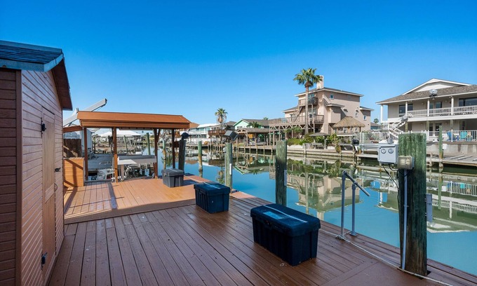 City-by-the Sea House | A Pirate's Paradise | Large Canal Home + Fishing + Pool