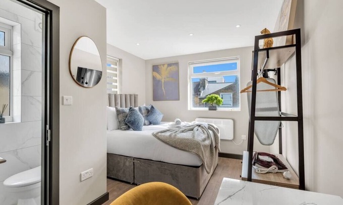 Shacklewell Apartment | A Place to Dream: Airy Studio in Serene Locale