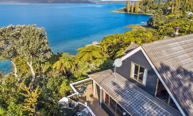 Lake Tarawera House | A PRIMO LAKE TARAWERA WATERFRONT LOCATION
