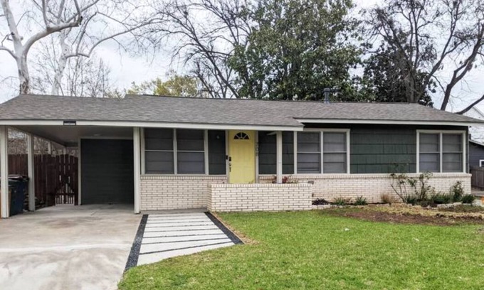 Highland House | A Rare find- Bright & Charming Central Austin Home- 3bedroom in the heart of ATX