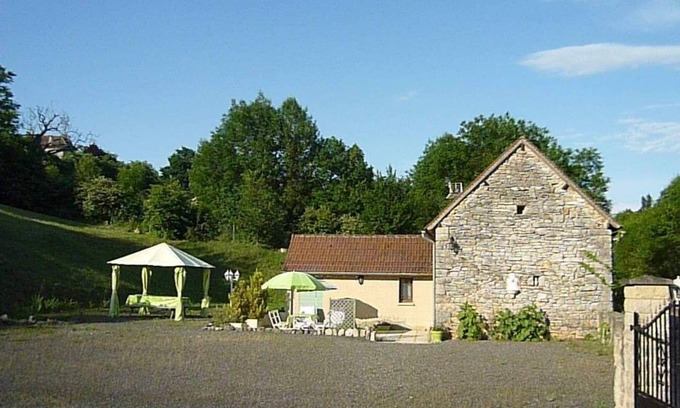 Larroque-Toirac Cottage | A renovated stone Gite for 4 persons with secure parking on site and shared pool