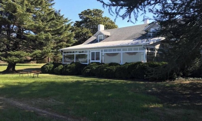 Cobbs Creek House | A slice of paradise on the Piantakank: pool, tennis court, private beach, dock