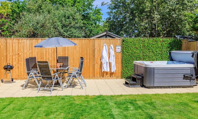 Yeovilton Cottage | A stunning cottage with hot tub, perfect for families, couples or a romantic getaway for two.