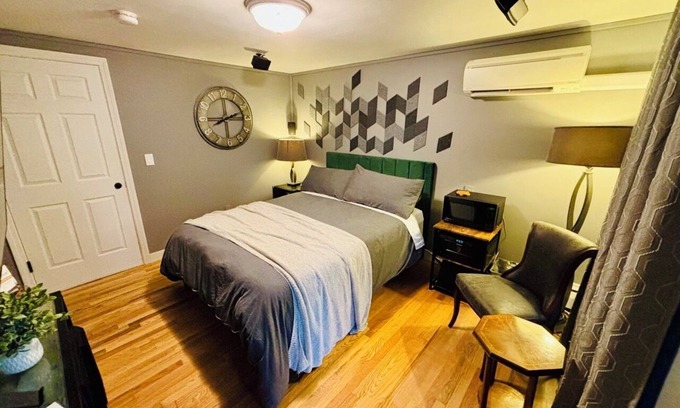 Rutland House | A stylish, centrally-located private 2-bedroom 2-bath townhouse + full kitchen.