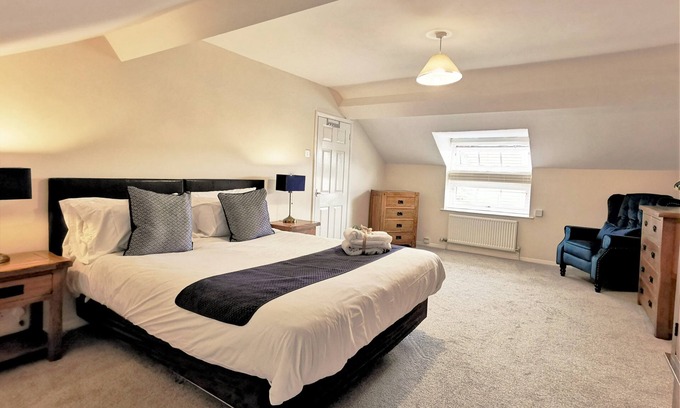 Ivinghoe Cottage | A thee bedroom, one bathroom that sleeps 5 guests in 3 bedrooms