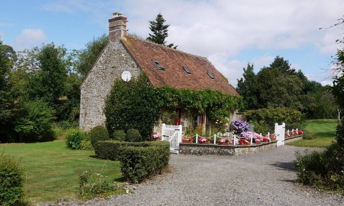 Juvigny-Val-d'Andaine Cottage | A traditional farmhouse in a tranquil rural setting. Sleeps 6 in 3 bedrooms.