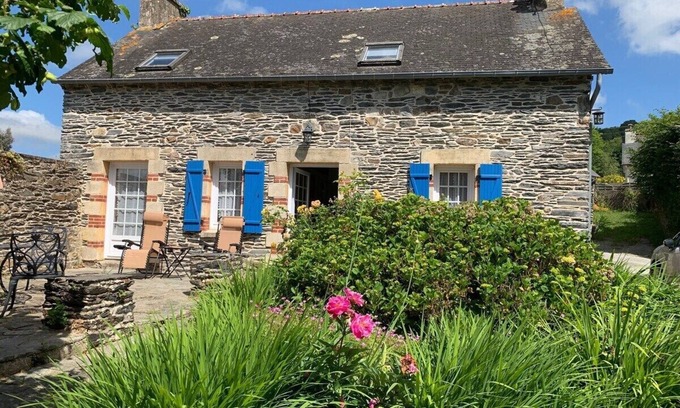 Caurel Cottage | A wonderful stone cottage sleeps up to 5, is set in a quiet lane yet near to shops, lake etc.