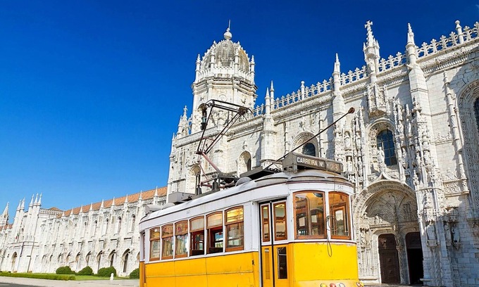 Alges Apartment | A1-Charming Sunny Apartment Wonderful view of the Tagus River near Belem Tower
