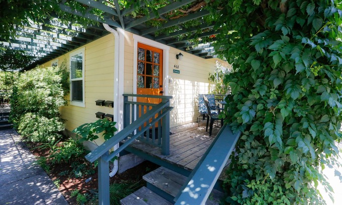 Ashland Cottage | ABBOTT'S COTTAGES- Cardinal cottage. 1 bedroom/1 bath, short walk to downtown!