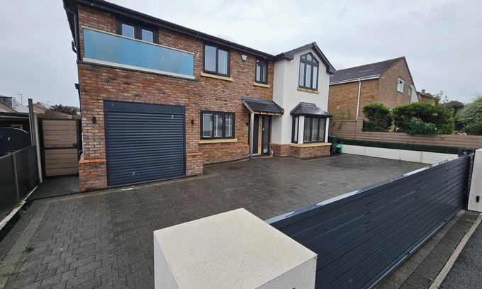 St George House | Abergele 3-Beds, Pet Friendly & Parking