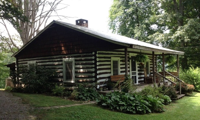 Woodfin Cabin | ABNER'S CABIN - DOG FRIENDLY (no extra pet charges) Close to Downtown Asheville
