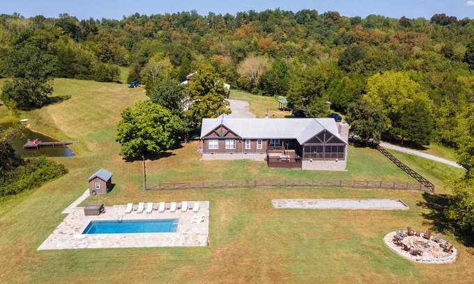 Charlotte House | Above Nashville Rustic Retreat Farm I 200 Acre Farm | Pool&Spa I Services