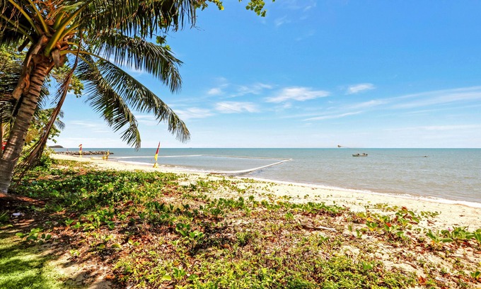 Holloways Beach House | Absolute Beachfront House with Private Pool
