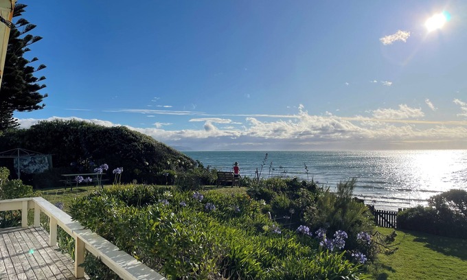 Paraparaumu House | Absolute beachfront Raumati