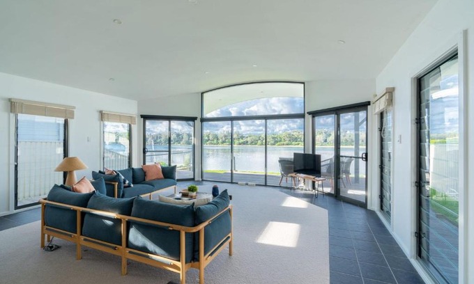Minnamurra House | Absolute waterfront beach house