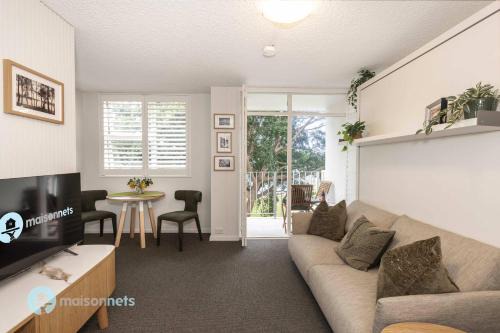 Elizabeth Bay Apartment | Absolute Waterfront Elizabeth Bay Views & Pool