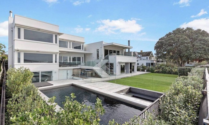 Devonport House | Absolute Waterfront Escape