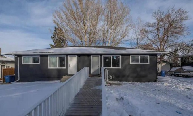 Highland Park House | Accessible/PetFriendly-2bedSuite 04UP