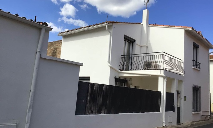 Theza House | Accueillante Maison de Village Rénovée