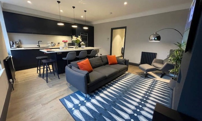Hillside Apartment | Ace Flat in Wimbledon Village (10 minutes from Wimbledon Tennis!)