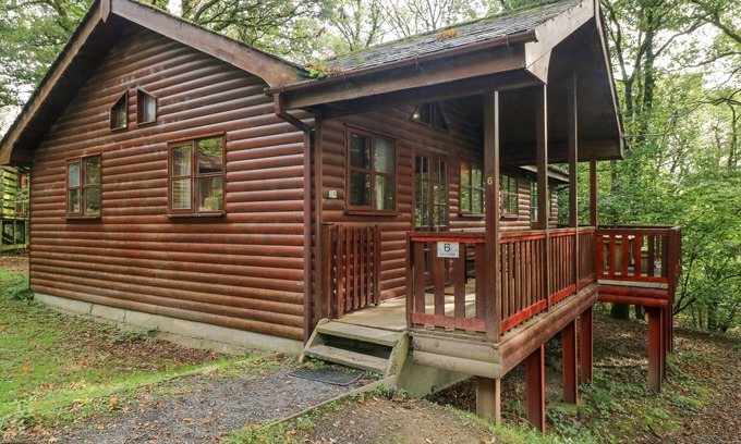 Llanybri Cottage | ACORN LODGE, pet friendly, with a garden in St Clears