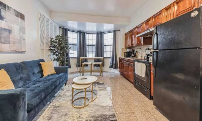Center City Apartment | Across from Convention Center 4F | Sleeps 6 | 4F