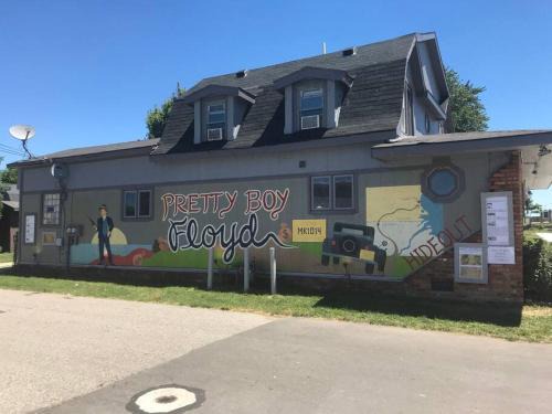 Luna Pier Apartment | Actual Pretty Boy Floyd's Hideout - Lake Erie, MI
