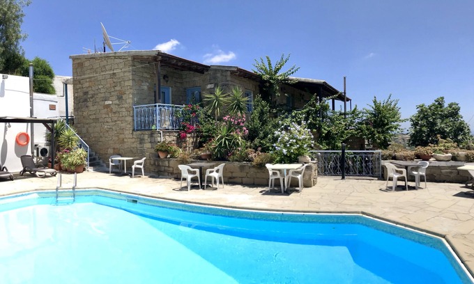 Tochni Bed & Breakfast | Adamos Holiday Apartment (Breakfast included)