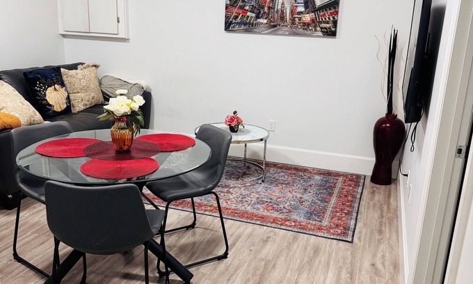 Saskatoon House | Adorable 2 Bd Suite