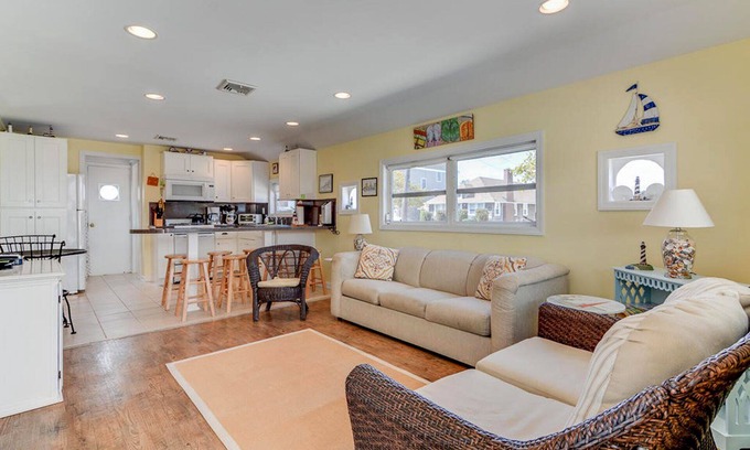 Point Pleasant Beach House | Adorable! 2 Car Parking,Close to Beach & Boardwalk, 4 Badges, WiFi
