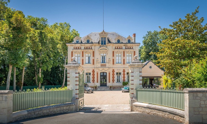 Beaumont-en-Veron Apartment | Adorable apartment located in a castle