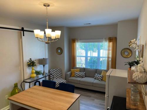 Dallas Apartment | Adorable Apt with Access to Pool and Tennis Courts
