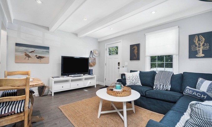 Niantic House | Adorable Beach Cottage - Private Beach Association