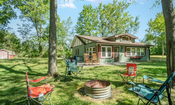 Au Gres House | Adorable cabin nestled along Schnitzelbank Creek with private beach access
