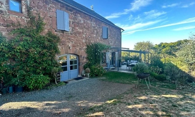 Firmi House | Adorable character house for 8/9 people with no neighbors.