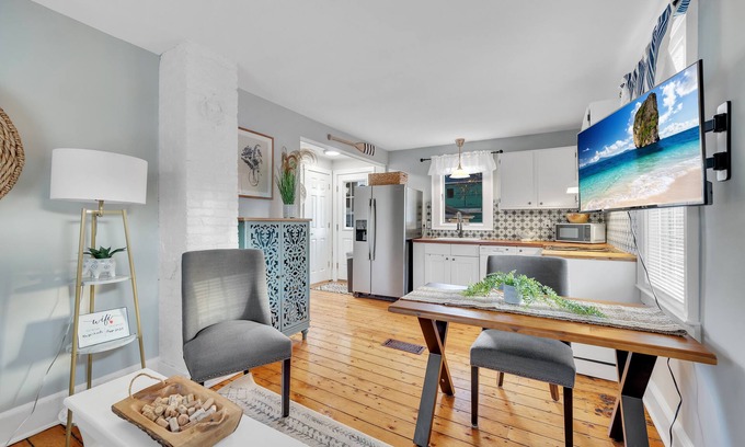 Westbrook Center House | Adorable Cottage, 5 min walk to water & town