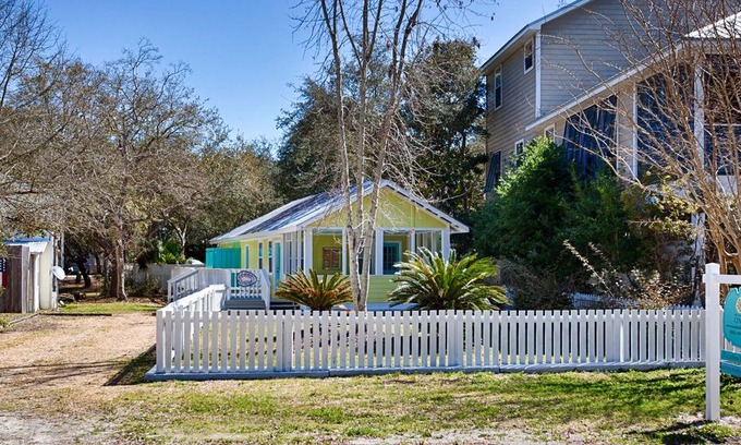 Grayton Beach House | Adorable Historic Grayton Cottage! Walk to Beach/Restaurants! 'Little Pearl'