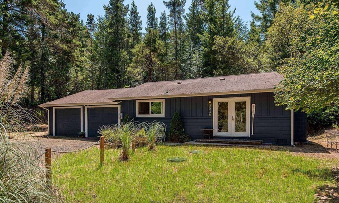 Florence House | Adorable Mercer Lake Area Cottage with HOT TUB! Pet Friendly, Walk to Mercer Lake.