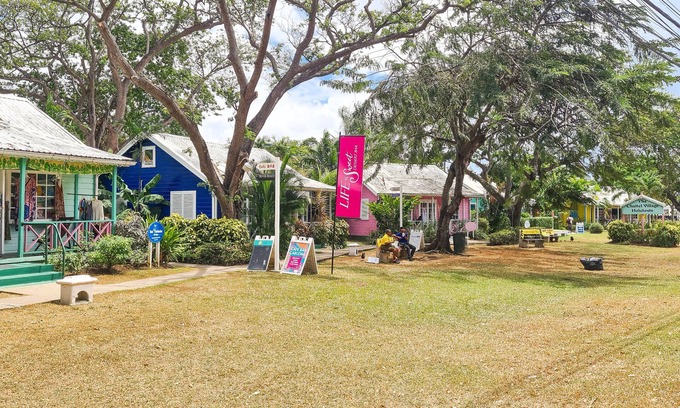 Sandy Lane Cottage | Adorable Sunset Crest Home Near the Beach, Communal Pool, Full Kitchen, SmartTV
