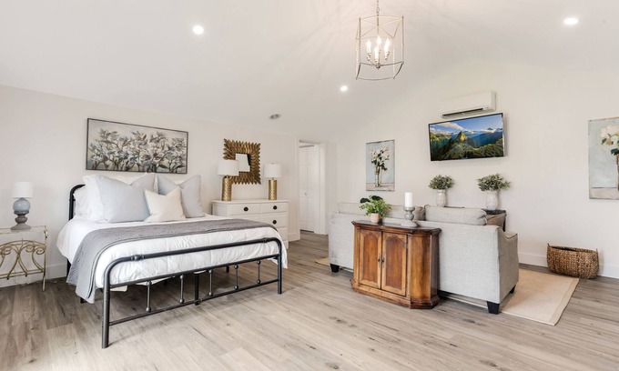 Fountain Inn Cottage | Adorable Upscale cottage in Downtown Fountain Inn.