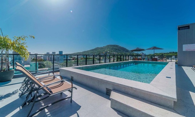 Centro Apartment | Adra 102 - Apartamento no centro de Bombinhas - Finamente mobiliado e decorado - Rooftop com piscina e academia - À poucos metros da praia