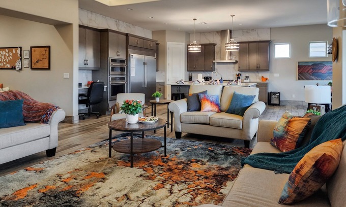 Page House | Adventure House+Hot Tub+Yard+Garage+Sleeps 8
